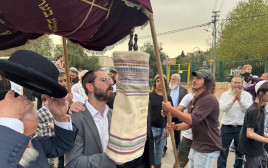 הכנסת ספר תורה (צילום: מזכירות ישיבת 'לב חדש')