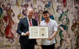 אליאב בטיטו ואמיר אוחנה (צילום: נועם מושקוביץ דוברות הכנסת)