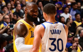 תנו לנו עוד מזה. לברון וקרי (צילום: GettyImages, Adam Pantozzi/NBAE)