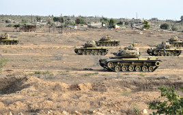 כוח שריון מצרי בגבול רצועת עזה (צילום: AFP via Getty Images)