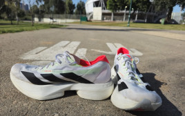 אדידס - Adizero Adios Pro 4 (צילום: זאב ינאי)