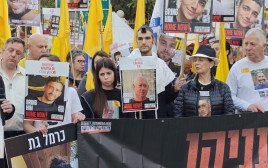 שנה וחצי לטבח. משפחות החטופים מחוץ לבתים של ראשי הקואליציה (צילום: מטה משפחות החטופים)