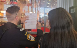 צו סגירה למסעדה בחיפה (צילום: דוברות המשטרה)