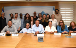 חותמי ההסכם להטבת תנאיהם של עובדי מקצועות הבריאו (צילום: יסמין גיל, דוברות ההסתדרות)