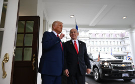 דונלד טראמפ מקבל את פניו של בנימין נתניהו (צילום: אבי אוחיון, לע"מ)