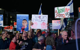 ההפגנה נגד פיטורי ראש השב"כ ובעד עסקת חטופים בכיכר הבימה (צילום: אבשלום ששוני)