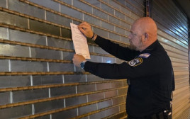 צו סגירה לשווארמה ברמת גן (צילום: דוברות המשטרה)