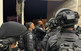 פשיטת משטרה (צילום: דוברות המשטרה)