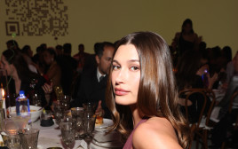 היילי ביבר (צילום: Phillip Faraone/Getty Images for FIJI Water)