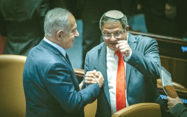 איתמר בן גביר ובנימין נתניהו בכנסת (צילום: יונתן זינדל, פלאש 90)