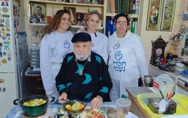 ולדימיר קנטרוביץ' עם מתנדבות "חסדי נעמי" (צילום: באדיבות חסדי נעמי)