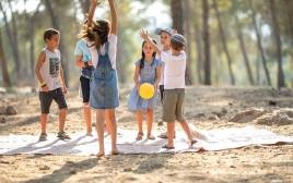 מטיילים בפסח בקק"ל (צילום: ארכיון קק"ל,אבי בלבן)