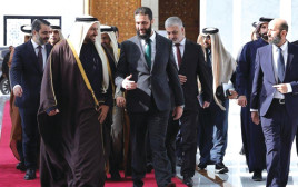 אל ג'וליאני עם השר הקטארי (צילום: Qatar Foreign)