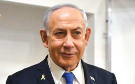 בנימין נתניהו, עם סיכת חטופים (צילום: פול ראובן קסטרו)