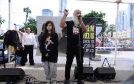 דני מירן בכיכר החטופים (צילום: אבשלום ששוני)