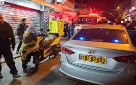 זירת רצח של שלושה גברים ברמלה (צילום: מד"א)