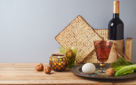 מצות על השולחן. מרכיב מרכזי בעצירות החג (צילום: שאטרסטוק)