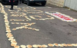 מחאת הפיתות מול ביתה של עידית סילמן (צילום: צילום מסך רשת X)