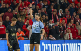 ספיר ברמן, שופטת כדורגל עם הכרטיס האדום אל עדי יונה, שחקן בית"ר ירושלים (צילום: דני מרון)
