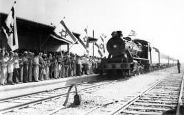 נסיעת בכורה של הרכבת. צולם בתחנת ת"א צפון בשנת 1949 (צילום: לע"מ)