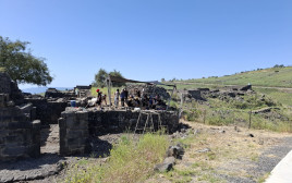 החפירה שהתחדשה, תלמדי בית הספר חזרו לגן (צילום: גיא זהרוני, רשות הטבע והגנים)