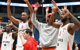 שחקני הפועל ירושלים אוסטין וויילי, קאדין קרינגטון (צילום: ברני ארדוב)