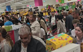 סניף ג'מבו באר שבע עמוס בלקוחות (צילום: צילום מסך טיקטוק)
