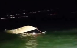 הסירה שטבעה בכינרת (צילום: דוברות המשטרה)