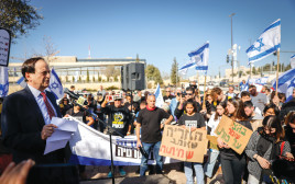 דן מרידור בהפגנה (צילום: אוליביה פיטוסי, פלאש 90)