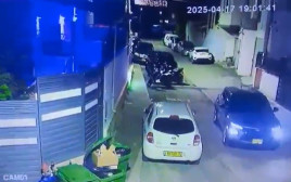 שוטרים סמויים משליכים רימון הלם לעבר בית במהלך פעילות (צילום: צילום מסך)