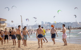 ישראלים בחוף הים בתל אביב (צילום: מרים אלסטר, פלאש 90)
