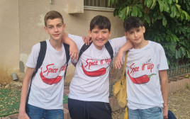 נועם שגיא, דניאל בס ונדב לאל – תלמידי שכבה ח בחטיבת הביניים "מחוללי עתיד", "צוות צ'ילי" (צילום: פרטי)