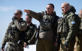 מ' פצ"ן אלוף אורי גורדין, הרמטכ"ל רא"ל אייל זמיר בסיור גזרתי בסוריה (צילום: דובר צהל)