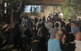 מאות בהפגנה מול ביתו של הפדופיל המורשע אברהם לשם (צילום: ללא קרדיט)