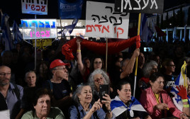 הפגנה נגד בנימין נתניהו בכיכר הבימה (צילום: אבשלום ששוני)