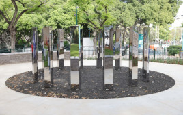 אנדרטה לזכר חללי פעולות האיבה בפ"ת (צילום: דוברות העירייה)