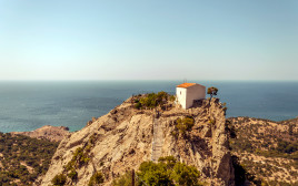 PANAGIA KRIMNIOTISSA, הקפלה על ראש ההר, סמותרקי יוון (צילום: שאטרסטוק)