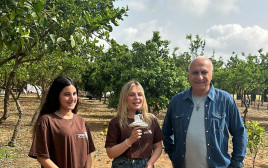 מיקי גבריאלוב ודניאל שקד במפגש מרגש: "אמא אדמה" (צילום: מיכה בריקמן)