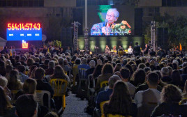 "זיכרון בסלון" בכיכר החטופים בתל אביב  (צילום: אדר איל)