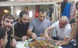 אסירים ביטחוניים חוגגים בכלא (צילום: צילום מסך מתוך רשתות חברתיות)