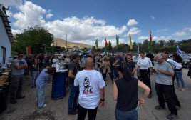 מפגן התמיכה במאבק בפרוטקשן ביבניאל (צילום: ארגון "עד כאן")