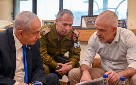 רונן בר, בנימין נתניהו, אבי גיל (צילום: קובי גדעון, לע"מ)
