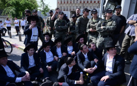 חרדים מפגינים מחוץ ללשכת הגיוס (צילום: אבשלום ששוני)