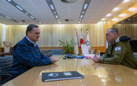 שר הביטחון ישראל כ"ץ והרמטכ"ל רב-אלוף אייל זמיר (צילום: אריאל חרמוני, משרד הביטחון)