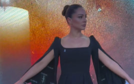 מעיין אדם עם השמלה ועליה שמות 26 נופלים (צילום: מתוך אינסטגרם)