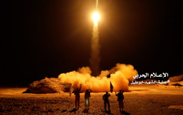 שיגור טילים על ידי החות'ים (צילום: AFP via Getty Images)