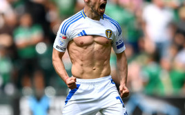 מנור סולומון שחקן לידס יונייטד חוגג שער (צילום: אימג'בנק  GettyImages, Harry Trump)