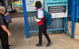 מורים ותלמידים מתחילים להגיע לבתי הספר (צילום: אלון חכמון)