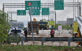 נפילת הטיל בנתב"ג (צילום: אבשלום ששוני)