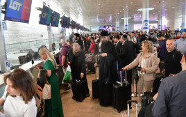 נוסעים מחכים בתורים בנתב"ג (צילום: אבשלום ששוני)